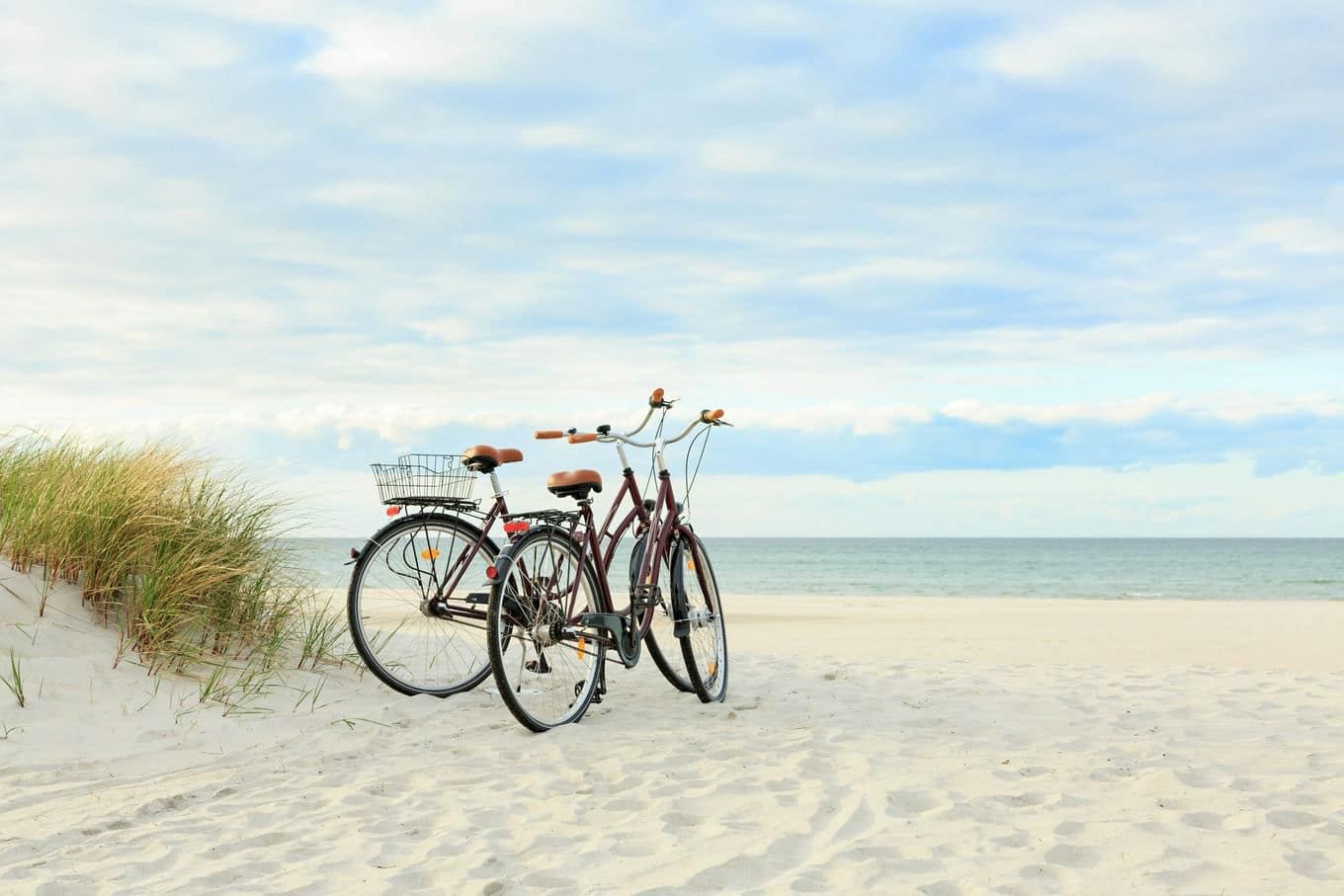 rowery zaparkowane na plaży