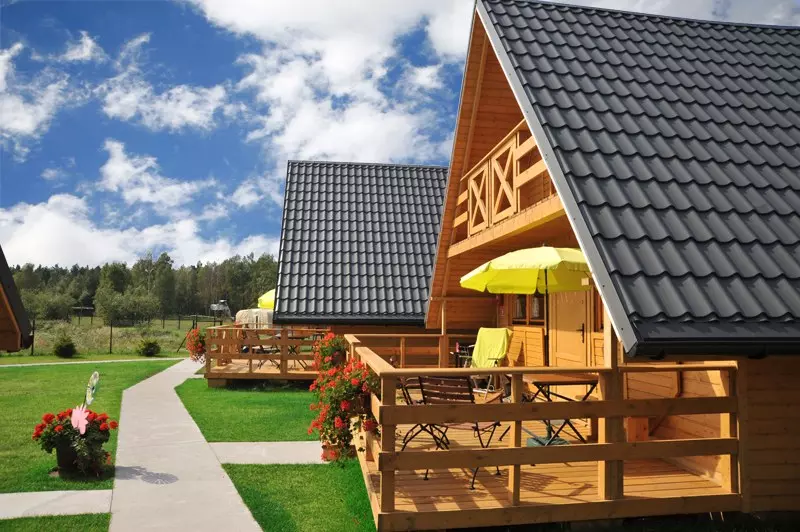 widok na drewniane domy